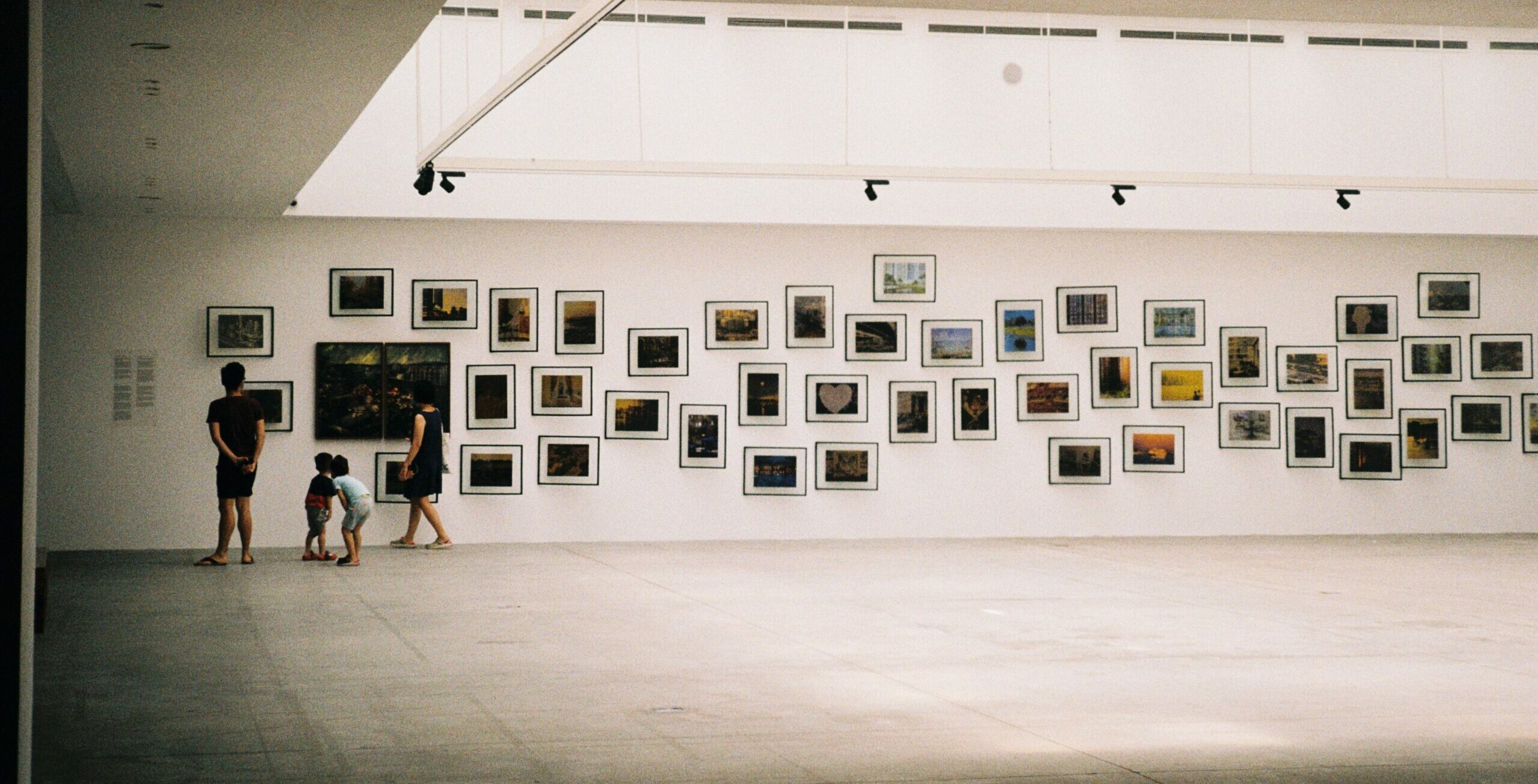 Blick in einen Ausstellungsraum mit mehreren Bilderrahmen