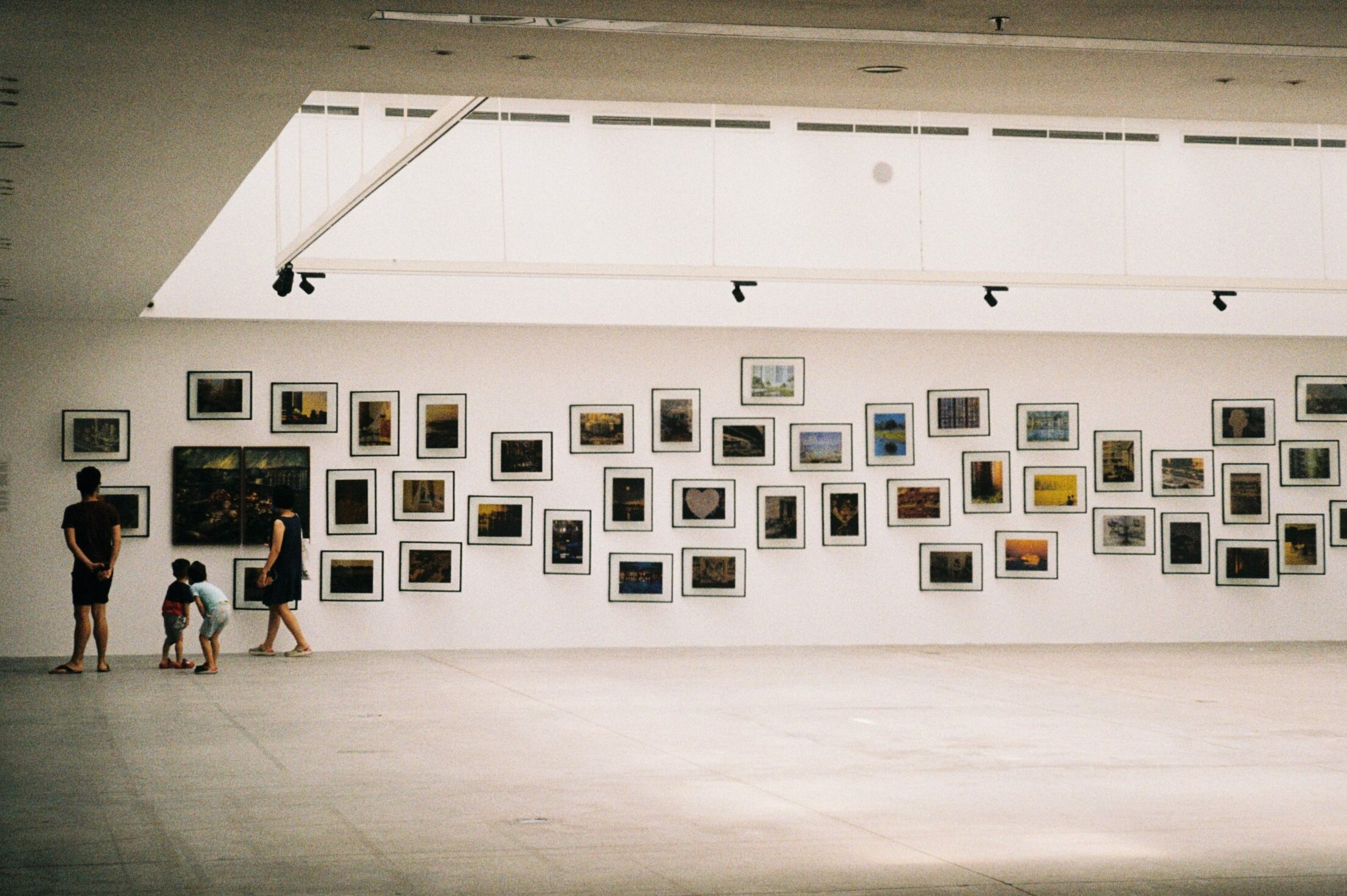 Blick in einen Ausstellungsraum mit mehreren Bilderrahmen